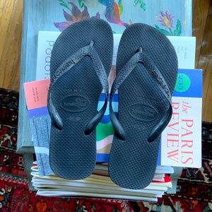 black Haviana flip flops 7/8